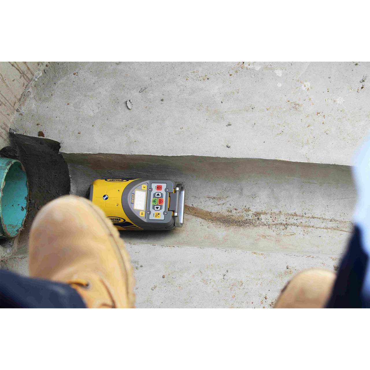 Spectra DG613-6 Dialgrade Pipe Laser with Large Pipe Centering Plate (metric), Vertical Pole, Remote Control, Target and Rechargeable Batteries view 4