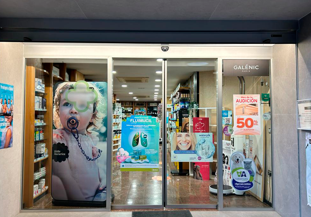 Interior de la Farmacia Fra, en A Coruña