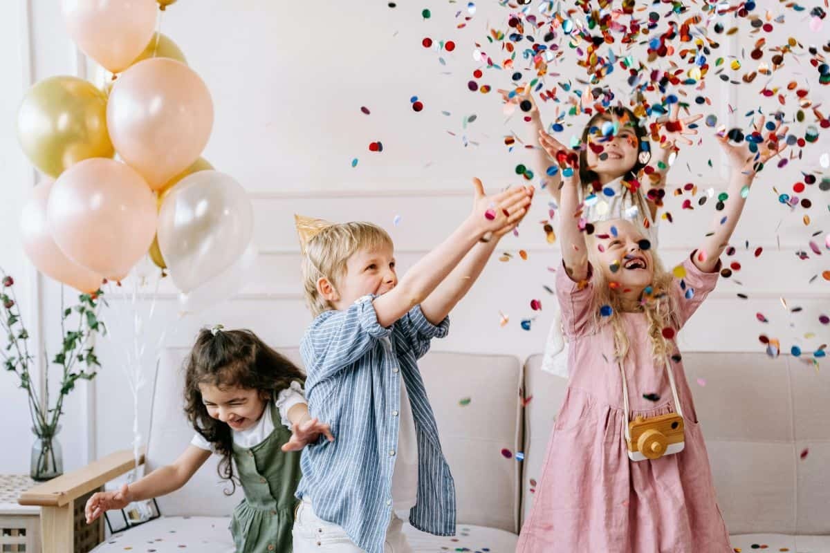 1. Idei petrecere copii acasa - copii, baloane, confetti, living