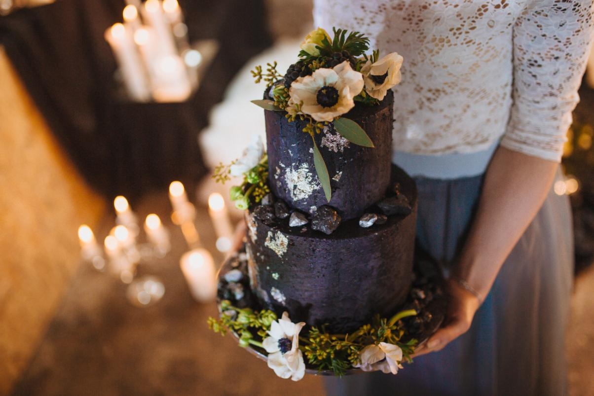 1. Modele tort nunta deosebite - persoana cu tort de nunta in stil boho-chic