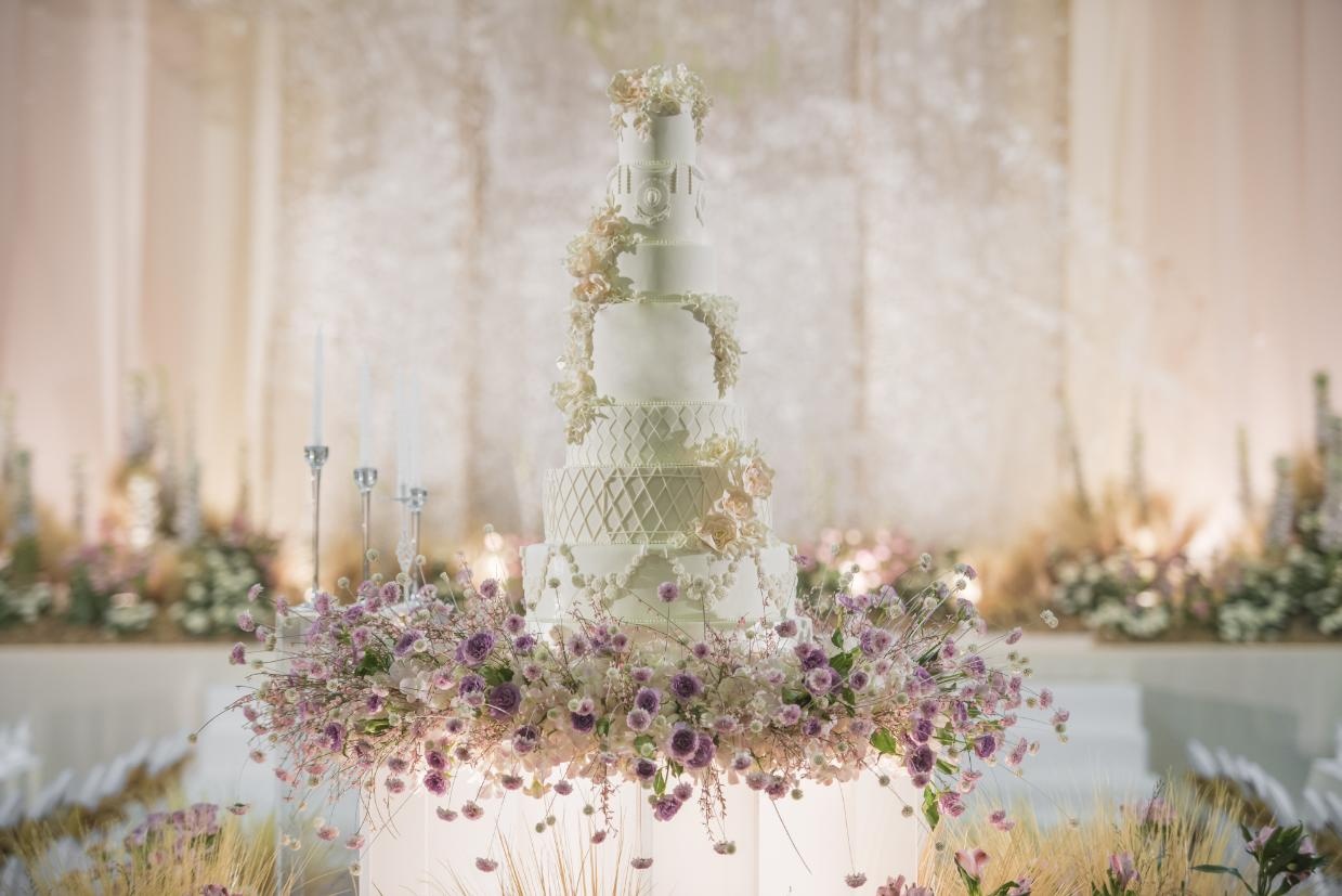 1. Modele tort nunta deosebite - tort pentru nunta in stil glamour, luxuriant