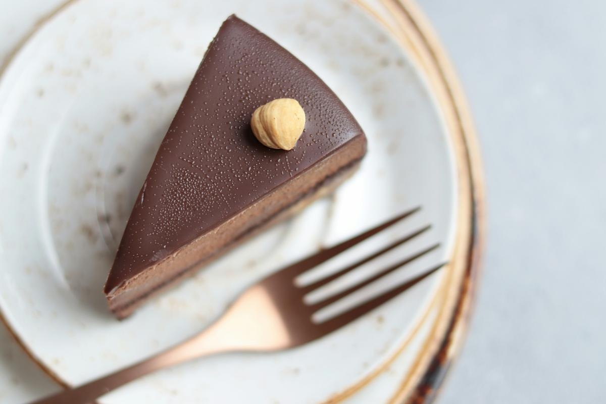 2. Rețete de tort cu mousse de ciocolată - cum să-l pregătești pas cu pas în variantă clasică_tort, farfurie, furculiță 1