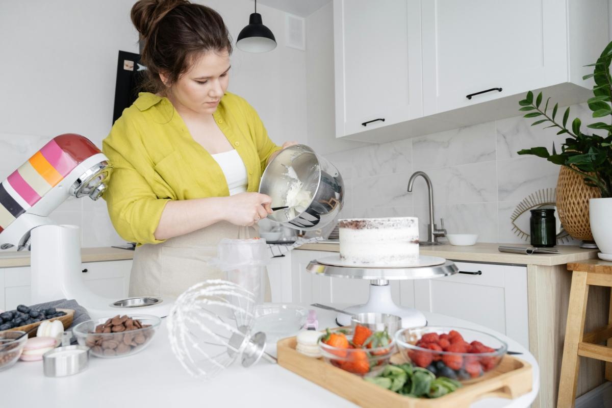 2. Tort Red Velvet - rețetă originală pas cu pas_femeie, tort, fructe, cremă 2