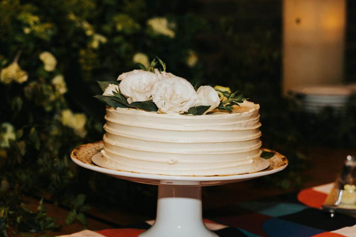 3. Tort Red Velvet - idei creative de decor_tort, frișcă, flori, suport de tort 3