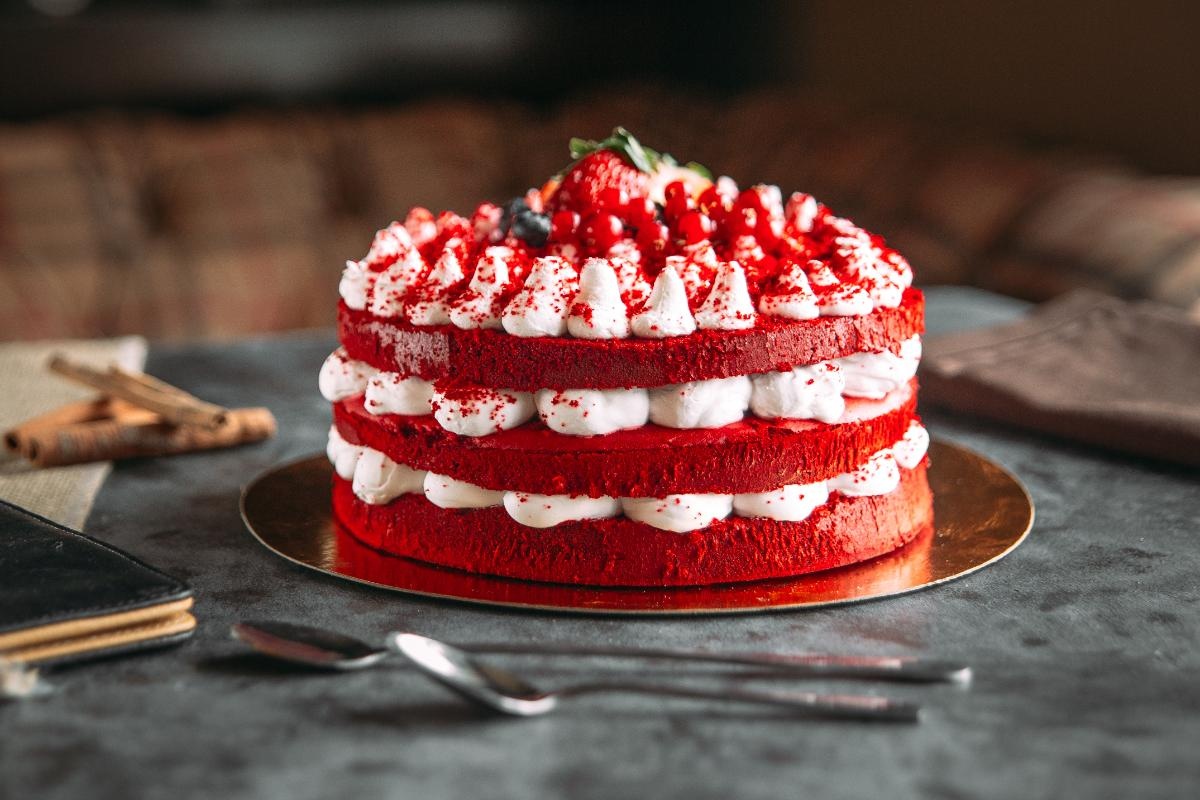 3. Tort Red Velvet - idei creative de decor_tort, masă, disc pentru tort, fructe, linguri 1