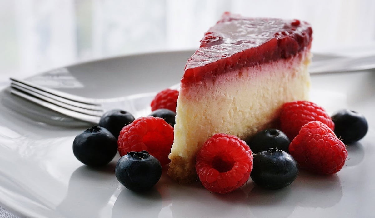 3 reteta cheesecake - portie de cheesecake in farfurie de desert