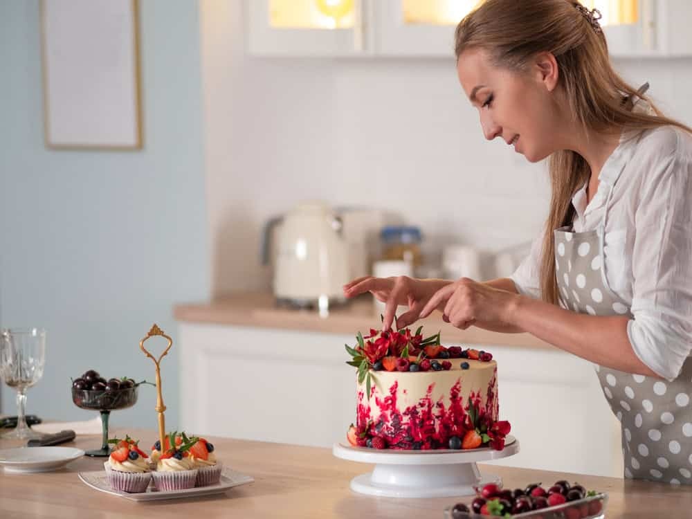Decorarea și prezentarea tortului cu fructe