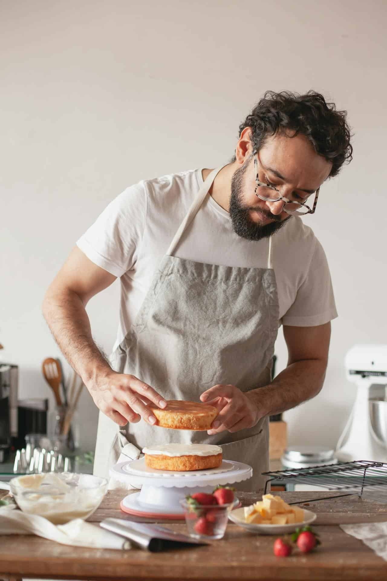 Pașii de preparare a blatului pentru diferitele tipuri de dulciuri - rețete de torturi cu mascarpone și de torturi de fructe cu frișcă și gelatină