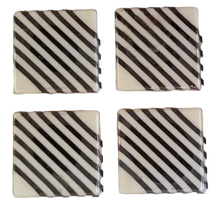 Decoratiuni din ciocolata - patrate cu dungi negre - cutie 240 buc