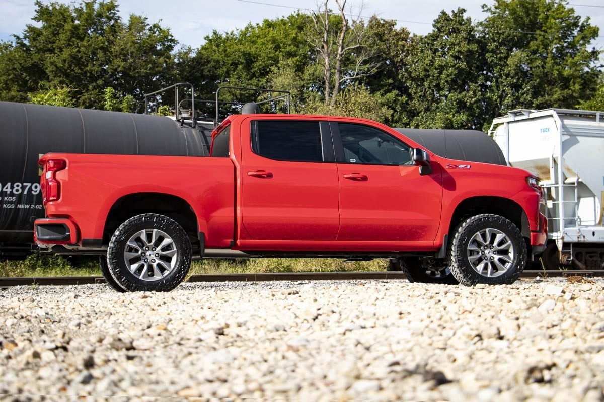 Rough Country - 3.5 Inch Lift Kit - Rear Mono Leaf - Chevy Silverado 1500 2WD/4WD (2022-2024) - 28230RED