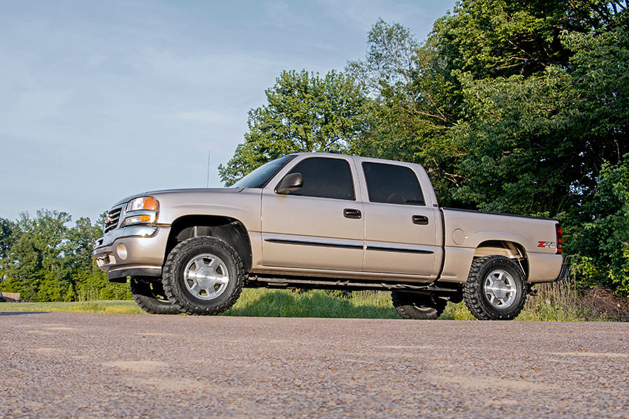 Rough Country - 1.5-2 Inch Lift Kit - V2 - Chevy Silverado & GMC Sierra 1500 4WD (1999-2006 & Classic) - 28370