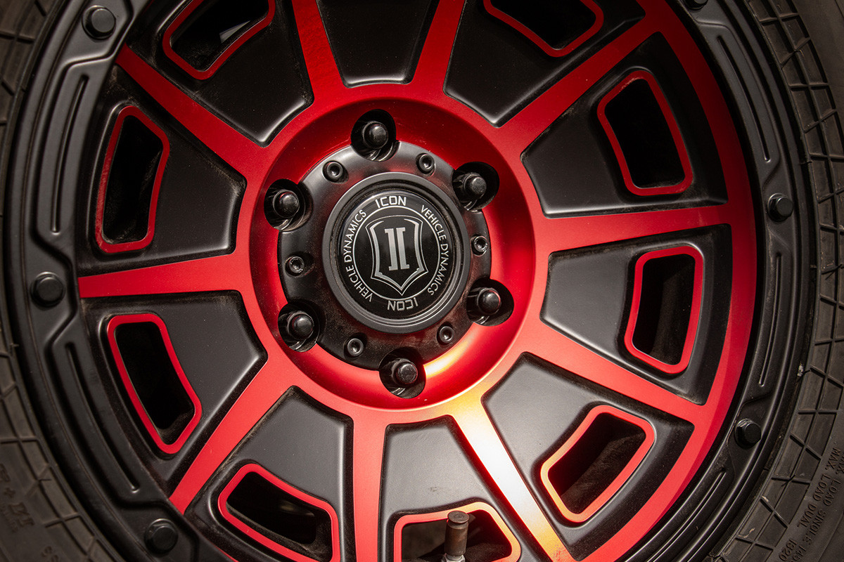 ICON ALLOYS VICTORY SAT BLK RED - 17 X 8.5 / 6X135 / 6MM / 5" BS - 3017856350SBRT