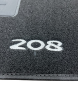 Kit 4 Tappetini Tappeti per Auto per PEUGEOT 208 II 2019-2025  con Logo, CLIPS, Nuovi