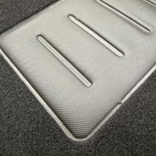 Kit 4 tappetini auto per TOYOTA YARIS HYBRID III, 2011-2020, con logo YARIS, moquette nera e CLIPS, Nuovo