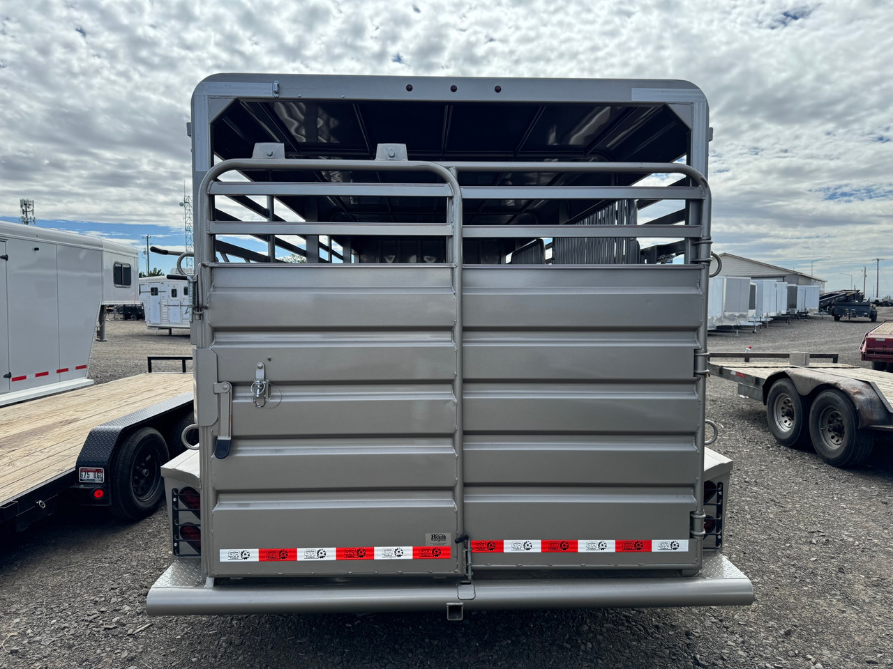 GR Trailers 2027 82"X24' Stock Combo Trailer | 6'8X24 STOCK COMBO, SMOOTH RUBBER FLOOR, 4' DOUBLE DOOR STRAIGHT TACK, SWING SADDLE RACK, 48" ESCAPE 14K