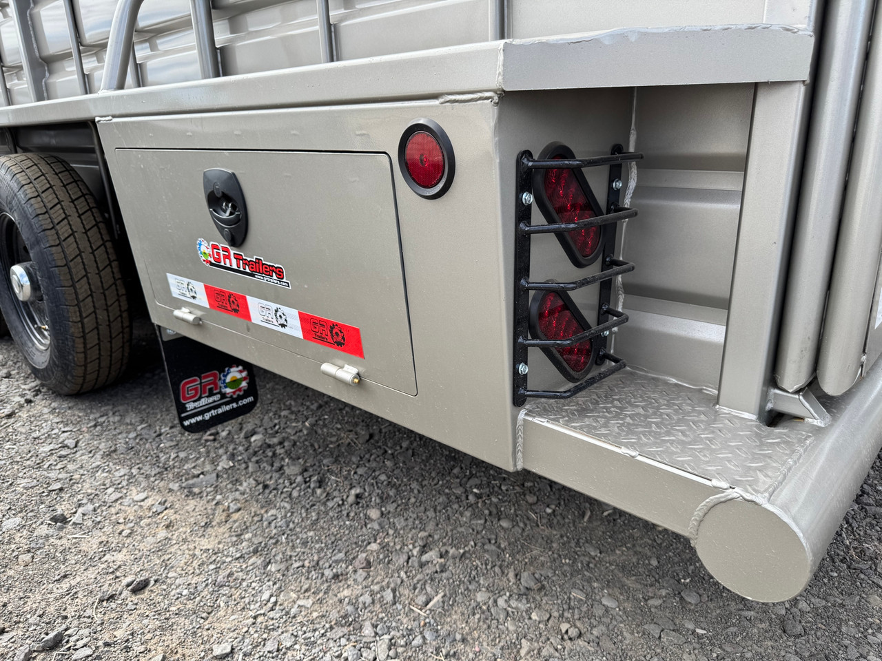 GR Trailers 2027 82"X24' Stock Combo Trailer | 6'8X24 STOCK COMBO, SMOOTH RUBBER FLOOR, 4' DOUBLE DOOR STRAIGHT TACK, SWING SADDLE RACK, 48" ESCAPE 14K
