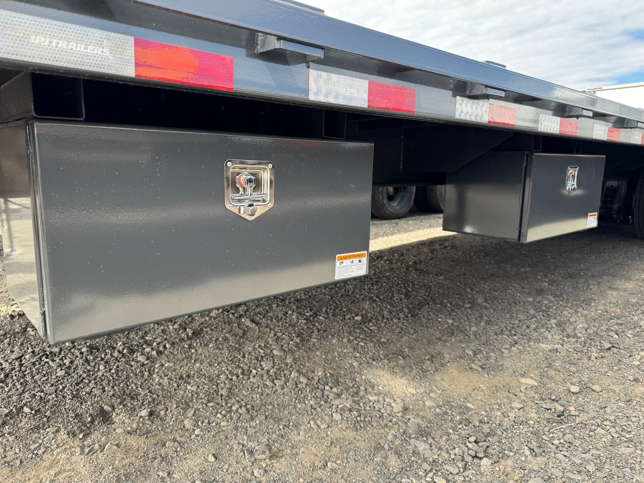 P.J. Trailers 2027 LY 34' Deckover Flatbed | Tandem Axle, TANDEM DUAL, HYDRAULIC DOVE