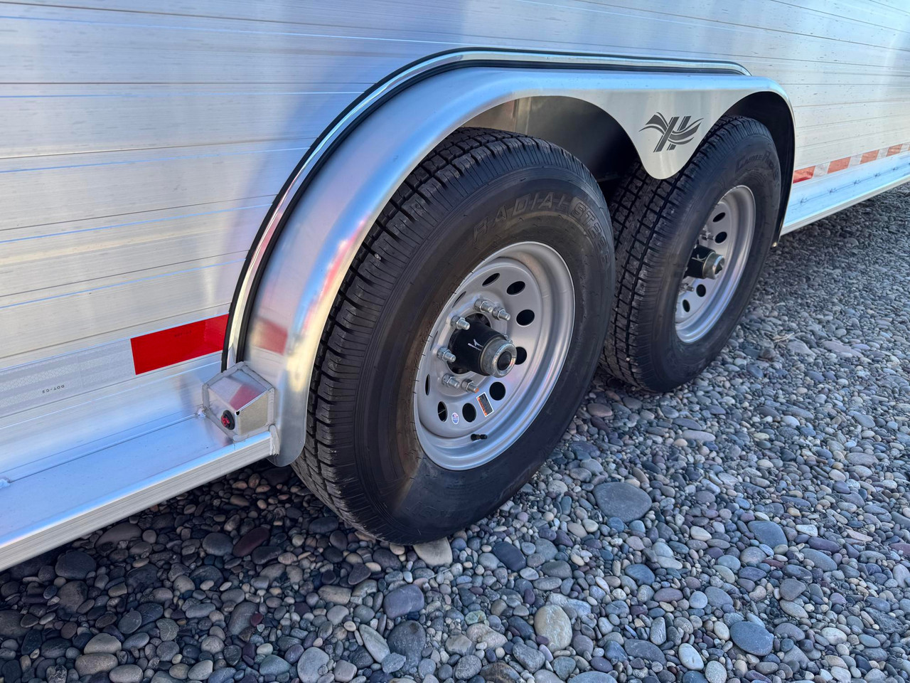 Hillsboro Trailers 2027 Endura 90"X24' Stock Trailer | Tandem Axle 14K, 52" ESCAPE DOOR, 2 CENTER GATES, FRONT ADJ SLIDING CTR GATE, TIE LOOPS, GN SLAM DOOR, EZ LOAD RAMPS, 14K