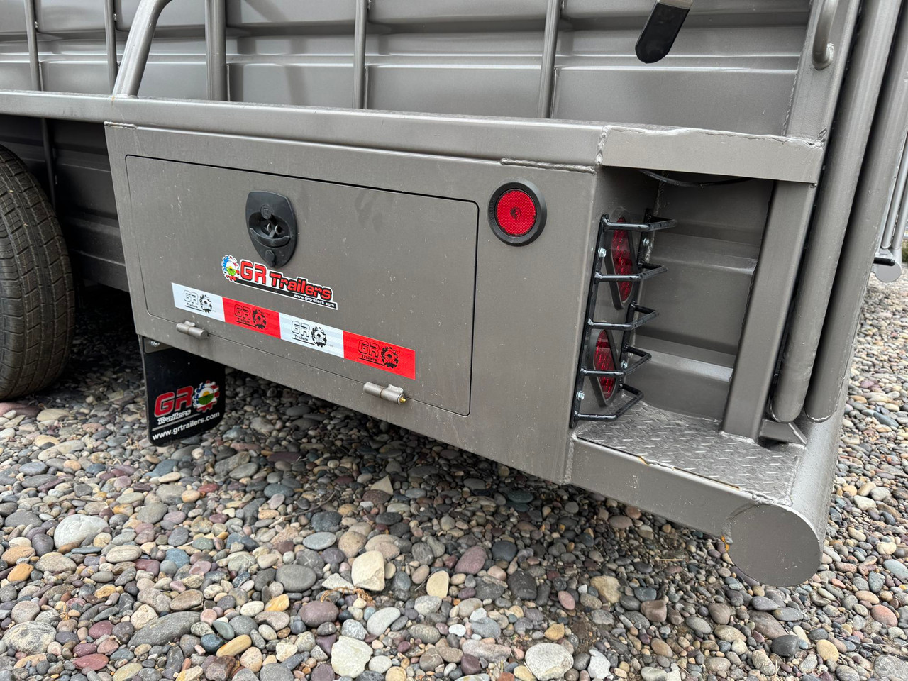 GR Trailers 2026 82"X24' Stock Combo Trailer | Tandem Axle 14K, SMOOTH RUBBER FLOOR, ESCAPE 48", 4' DOUBLE DOOR TACK, SWING OUT SADDLE RK, FULL SWING SLIDE REAR GATE