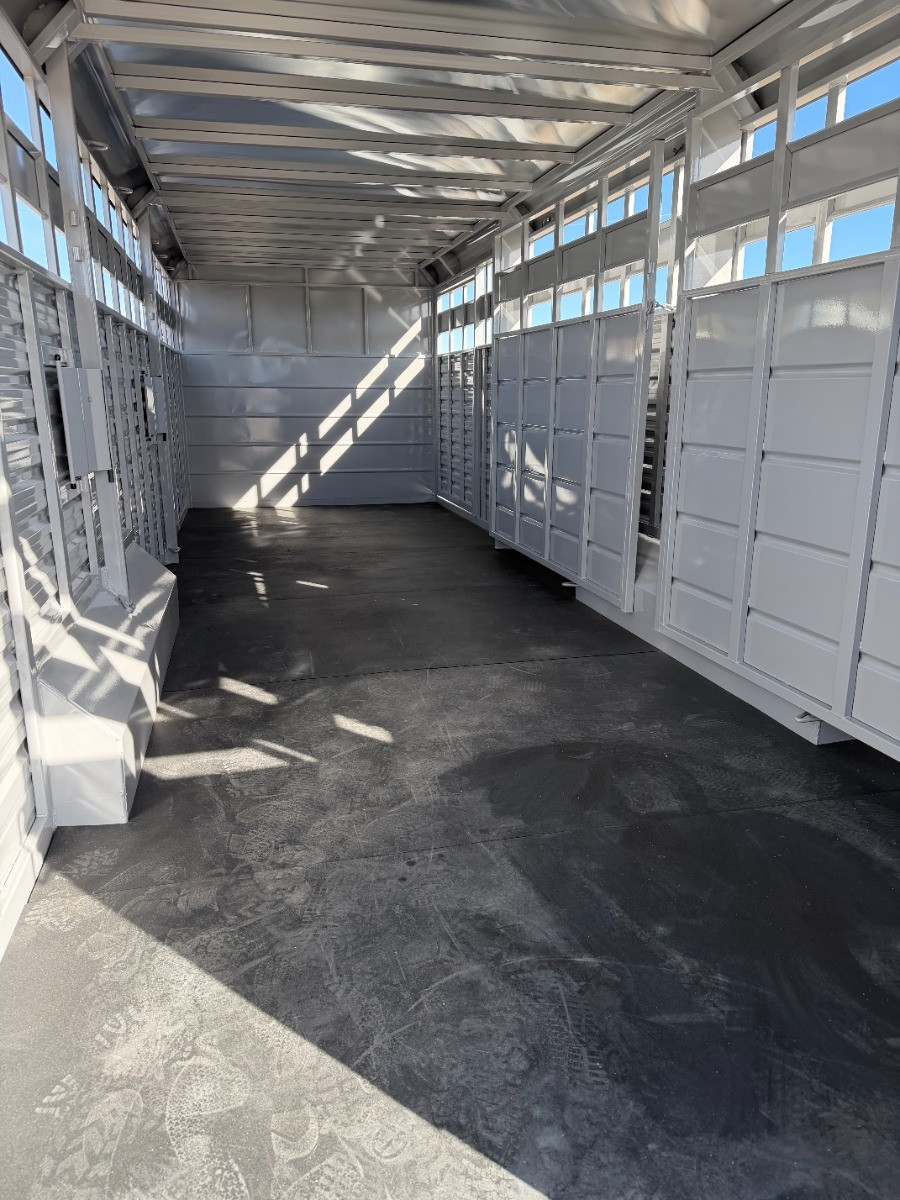 Trails West Trailers 2026 HOTSHOT 84"X29' Stock Combo Trailer | Tandem Axle 16K, Two Dividers, Rear Slider Combo Gate, Rubber Floors, Tack Room, Dual Doors, Swingout Saddle Racks, Water Tank