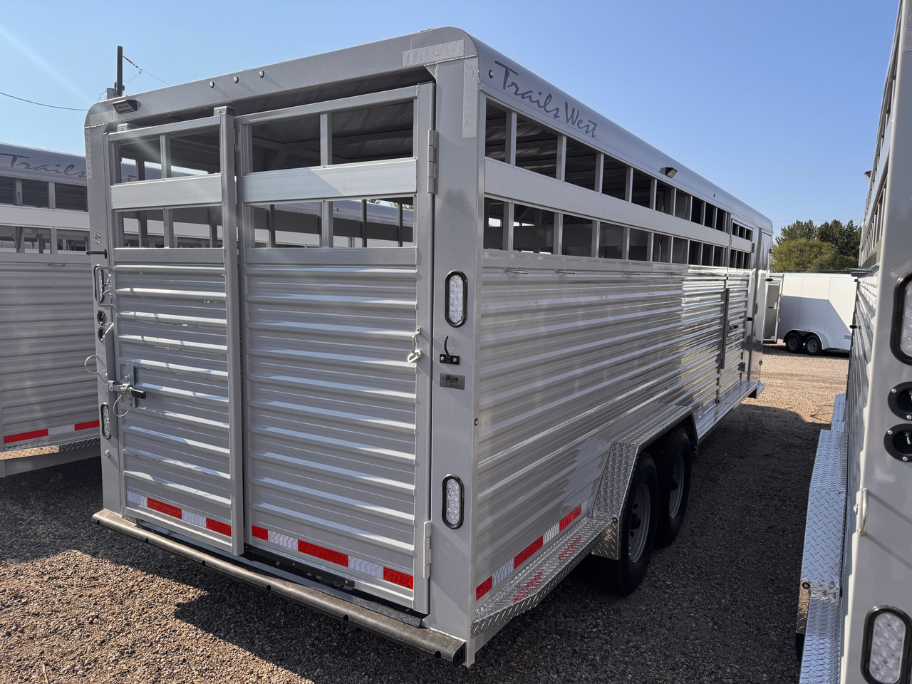 Trails West Trailers 2027 HOTSHOT Stock Combo Trialer | Tandem Axle 18.667K, Rubber Floor, Side Escape Door, Single Divider Gate, Swing Slide Combo Gate, Tack Room, Swing Out Saddle Racks, Water Tank