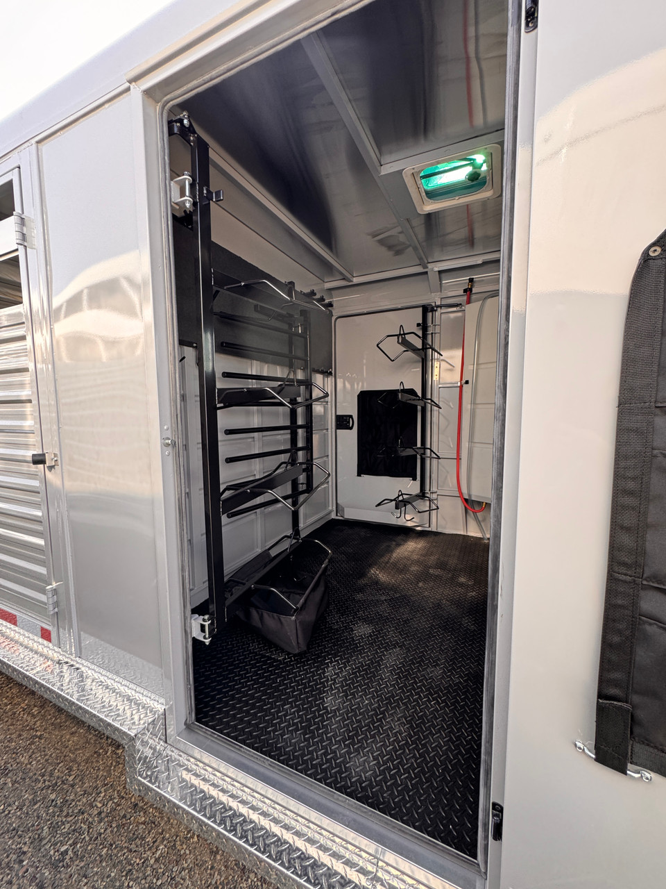 Trails West Trailers 2027 HOTSHOT Stock Combo Trialer | Tandem Axle 18.667K, Rubber Floor, Side Escape Door, Single Divider Gate, Swing Slide Combo Gate, Tack Room, Swing Out Saddle Racks, Water Tank