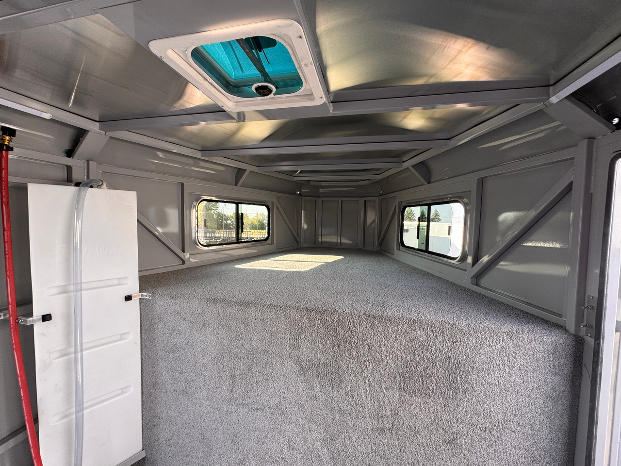Trails West Trailers 2027 HOTSHOT Stock Combo Trialer | Tandem Axle 18.667K, Rubber Floor, Side Escape Door, Single Divider Gate, Swing Slide Combo Gate, Tack Room, Swing Out Saddle Racks, Water Tank