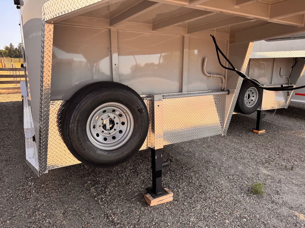 Trails West Trailers 2027 HOTSHOT Stock Combo Trialer | Tandem Axle 18.667K, Rubber Floor, Side Escape Door, Single Divider Gate, Swing Slide Combo Gate, Tack Room, Swing Out Saddle Racks, Water Tank