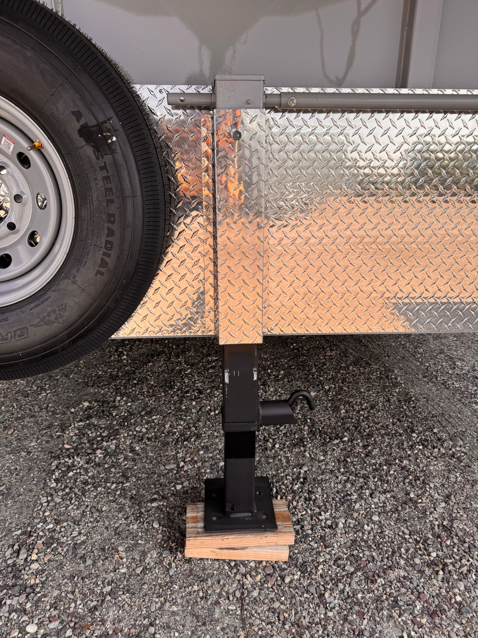 Trails West Trailers 2027 HOTSHOT Stock Combo Trialer | Tandem Axle 18.667K, Rubber Floor, Side Escape Door, Single Divider Gate, Swing Slide Combo Gate, Tack Room, Swing Out Saddle Racks, Water Tank