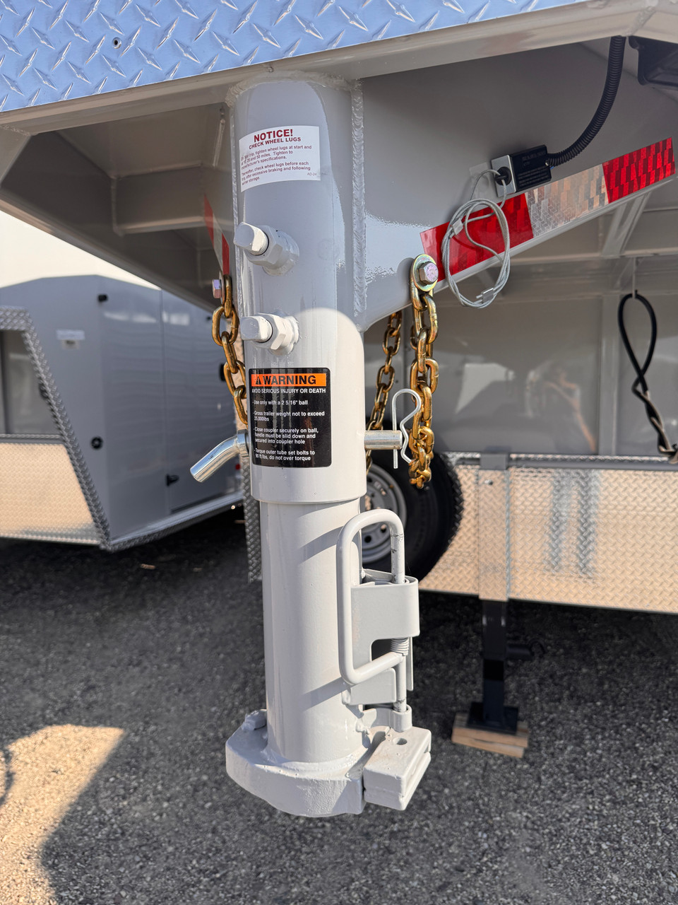Trails West Trailers 2027 HOTSHOT Stock Combo Trialer | Tandem Axle 18.667K, Rubber Floor, Side Escape Door, Single Divider Gate, Swing Slide Combo Gate, Tack Room, Swing Out Saddle Racks, Water Tank