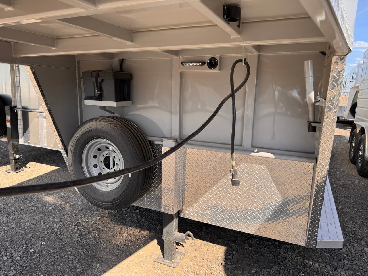 Trails West Trailers 2025 SANTA FE 24' Stock Combo Trailer | Tandem Axle 14K, Super Tack Room, Convenience Package