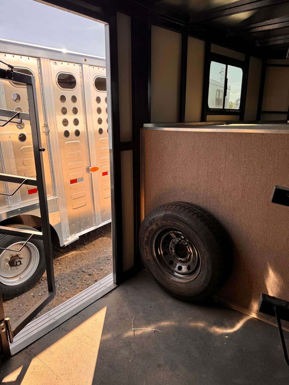 Triple C Trailers 2025 TETON PLUS 84"X24' Horse Trailer | Tandem Axle 12K, 4-Horse, Tack Room With Double Doors