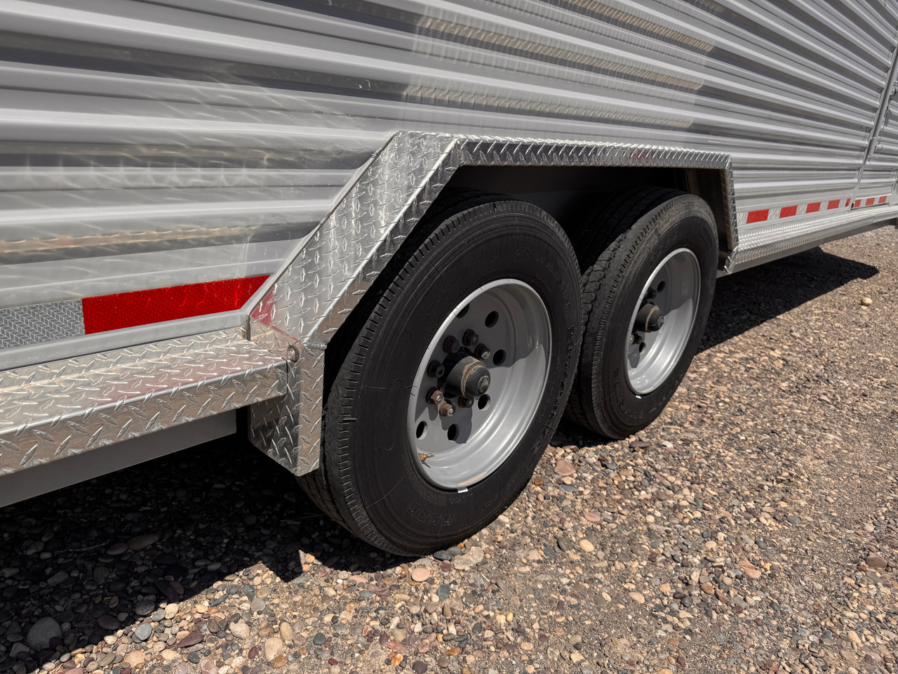 Trails West Trailers 2024 HOTSHOT 30' Stock Combo Trailer | Tandem Axle 20K, Torsion Axles, Passenger Size Escape Door, Single Rear Swing Gate Slide, Two Gates, Rubber Floors, Tack Room, Swing Out Saddle Rack
