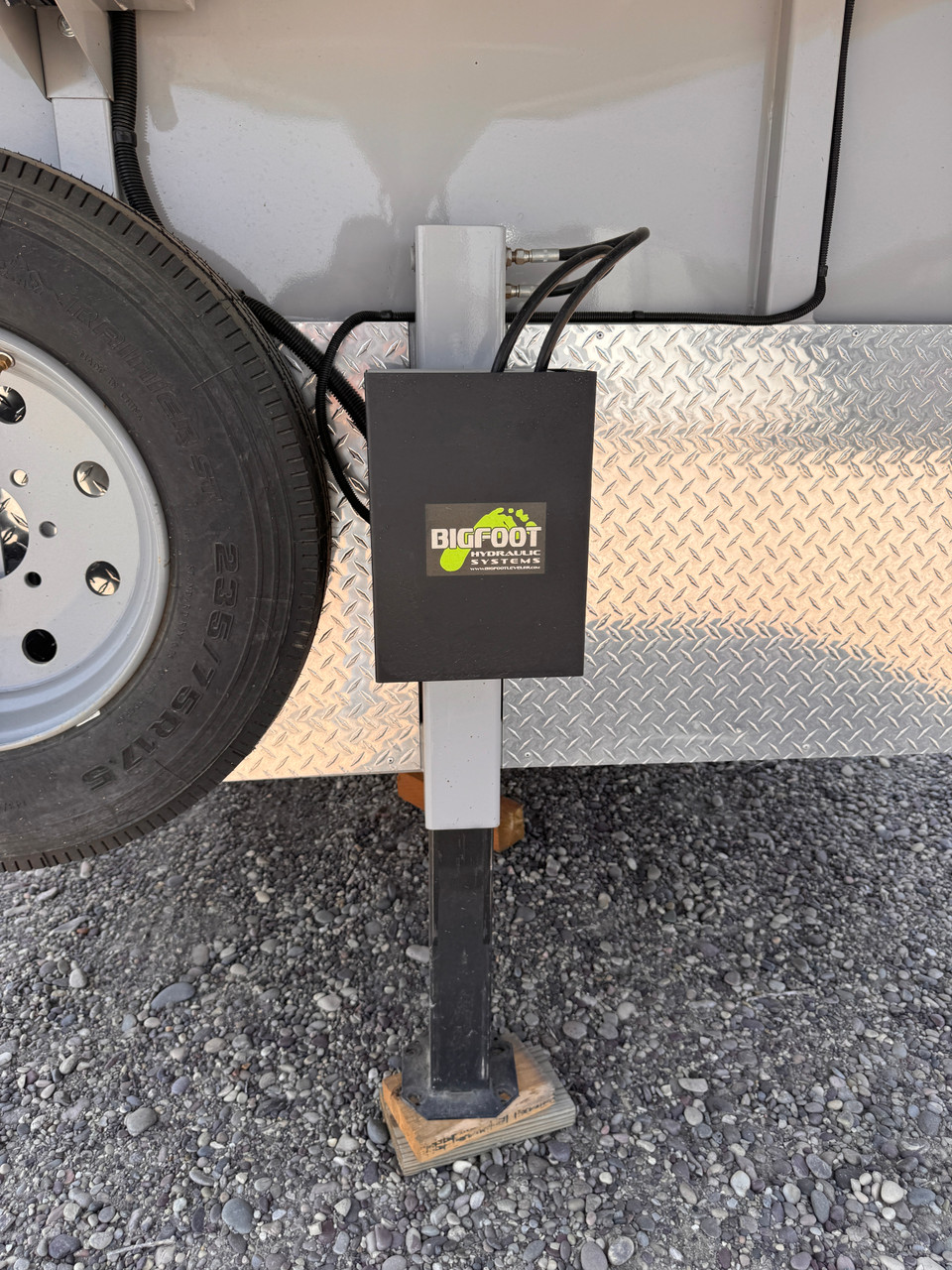 Trails West Trailers 2024 HOTSHOT 30' Stock Combo Trailer | Tandem Axle 20K, Torsion Axles, Passenger Size Escape Door, Single Rear Swing Gate Slide, Two Gates, Rubber Floors, Tack Room, Swing Out Saddle Rack