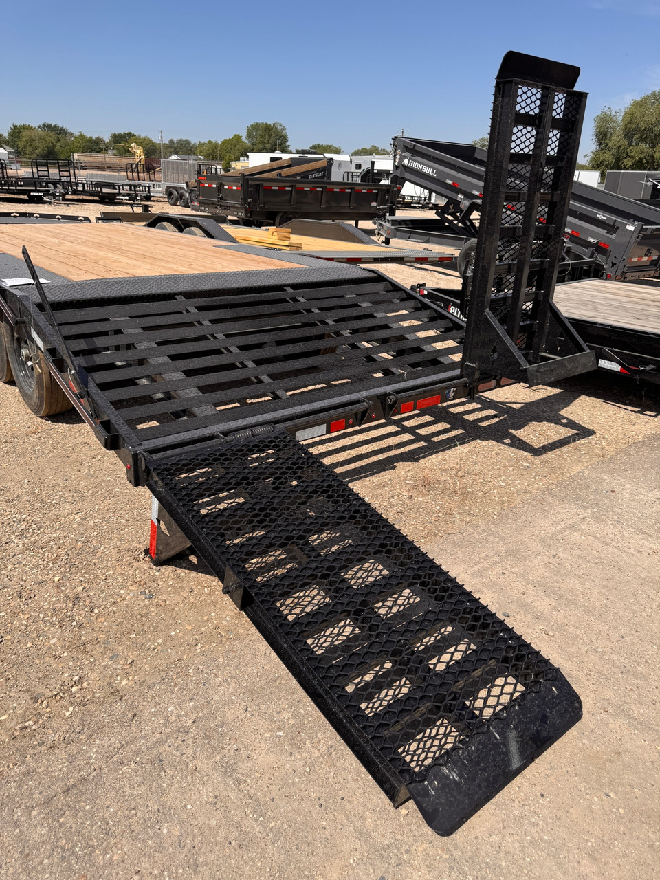 Diamond C Trailers 2026 DEC207 102"X20' Flatbed Trailer | Tandem Axle 15.5K, 2 Speed Jack, 5' Dove Tail, Flip Up Knee Ramps