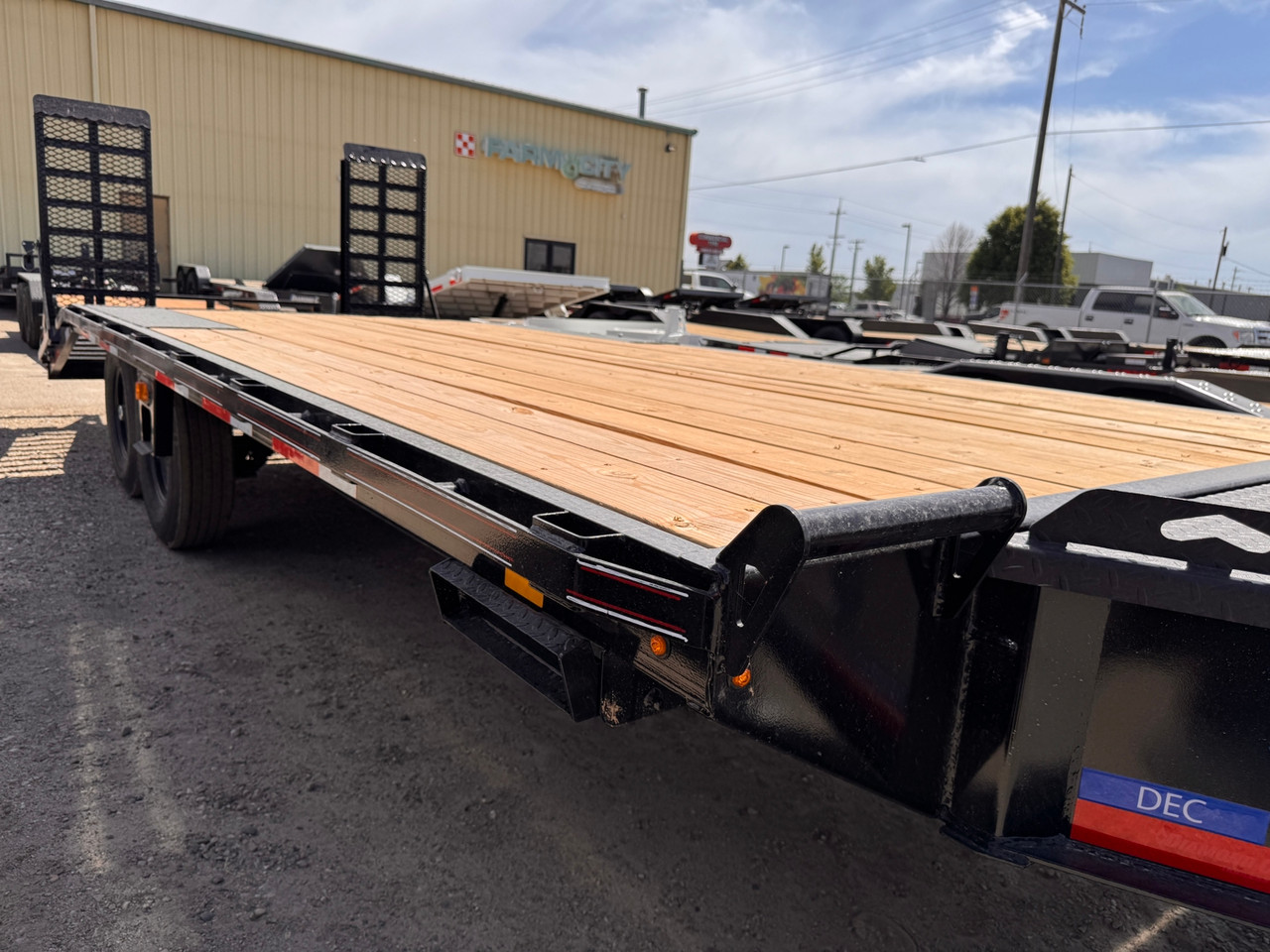 Diamond C Trailers 2026 DEC207 102"X20' Flatbed Trailer | Tandem Axle 15.5K, 2 Speed Jack, 5' Dove Tail, Flip Up Knee Ramps