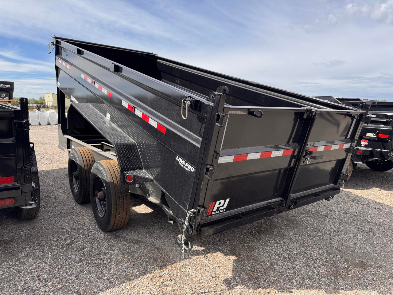 P.J. Trailers 2027 DE 16' Scissor Dump Trailer | Tandem Axle, HYDRAULIC JACKS, 10K AXLES,TARP, RAMPS