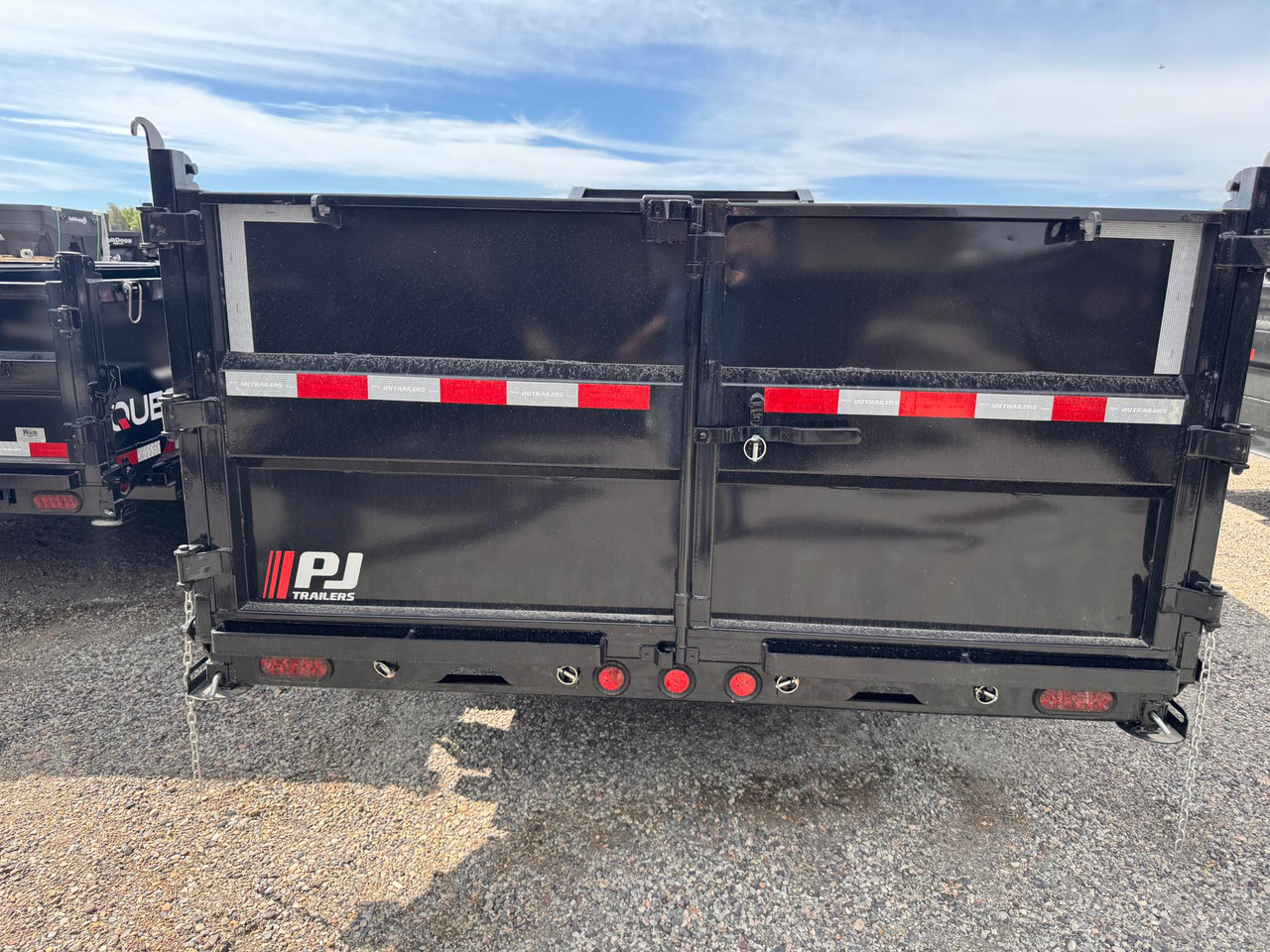 P.J. Trailers 2027 DE 16' Scissor Dump Trailer | Tandem Axle, HYDRAULIC JACKS, 10K AXLES,TARP, RAMPS