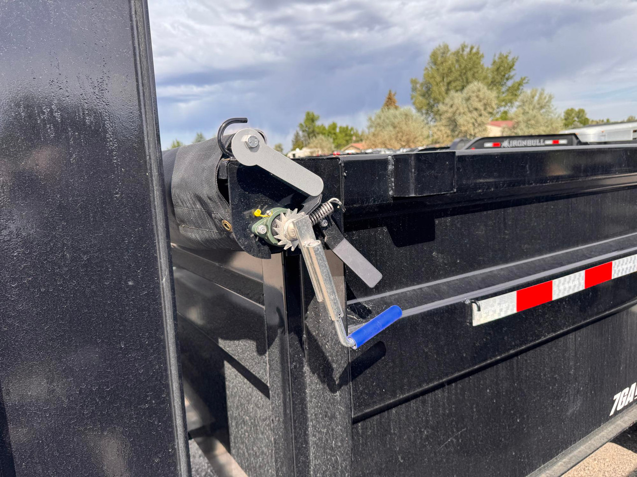 P.J. Trailers 2027 DE 16' Scissor Dump Trailer | Tandem Axle, HYDRAULIC JACKS, 10K AXLES,TARP, RAMPS