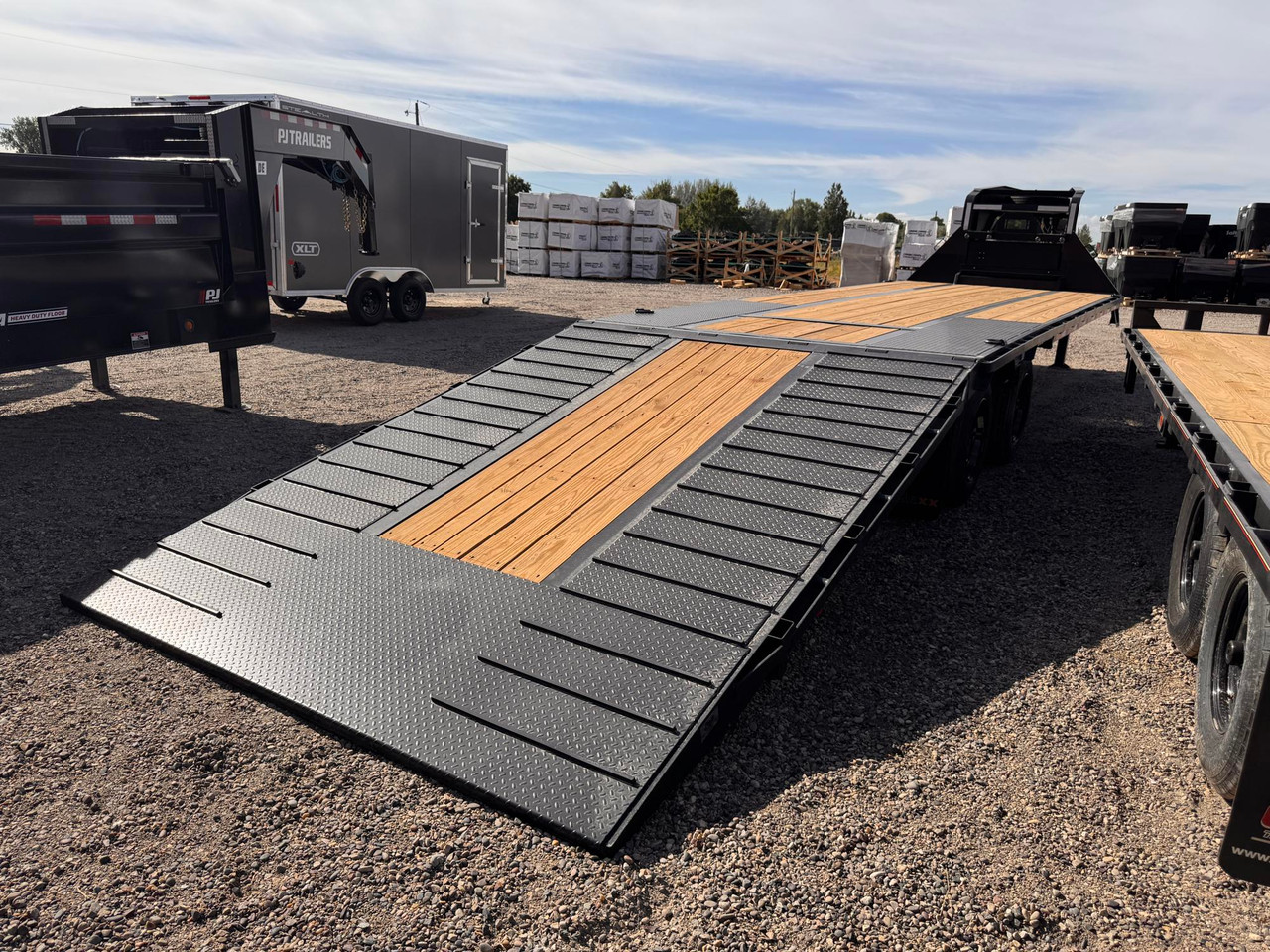 Raw Maxx Trailers 2026 HTX 102"X34' Deckover Flatbed Trailer | Tandem Axle, 11' HYD DOVETAIL, TOOL BOX, WINCH PLATE, CHAIN RACK, REFLECTIVE TAPE, SOLAR PANEL, 30K