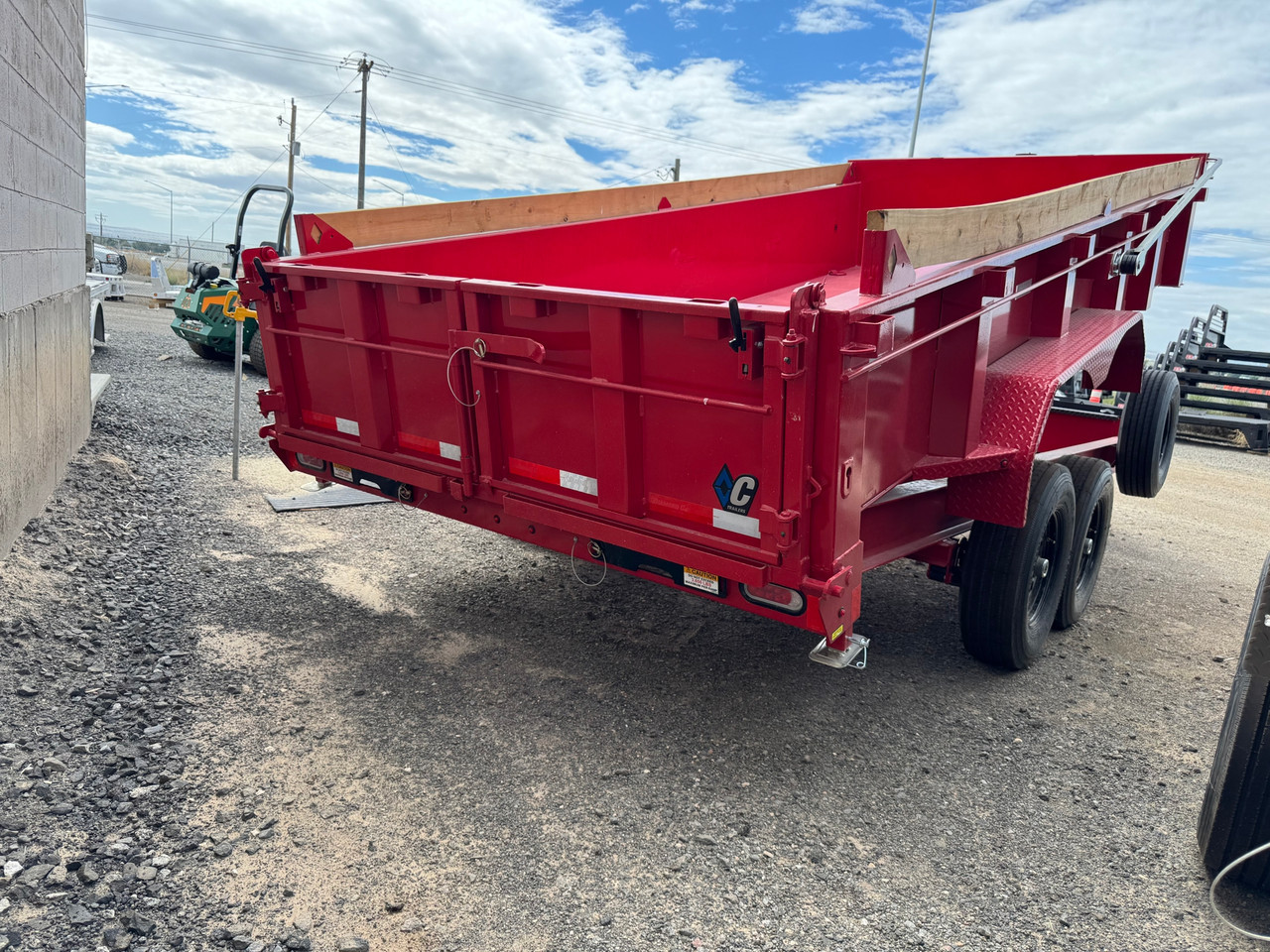 Diamond C Trailers LPT207 82"X16' Telescopic Dump Trailer | 14 ply Tires, Solar Recharging, 24" Sides With Boards, Spare Tire, 2 Speed Jack