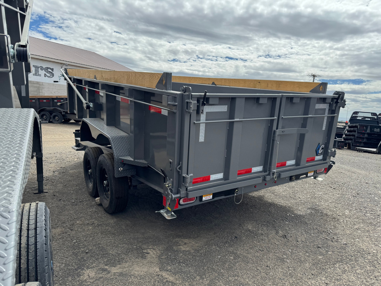 Diamond C Trailers LPT207 82"X16' Telescopic Dump Trailer | 14 ply Tires, Solar Recharging, 32" Sides With Boards, Spare Tire, 2 Speed Jack
