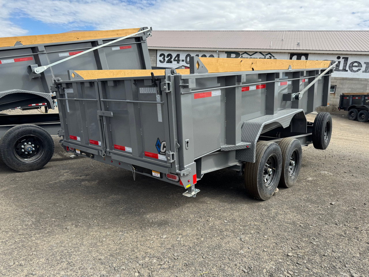 Diamond C Trailers LPT207 82"X16' Telescopic Dump Trailer | 14 ply Tires, Solar Recharging, 32" Sides With Boards, Spare Tire, 2 Speed Jack
