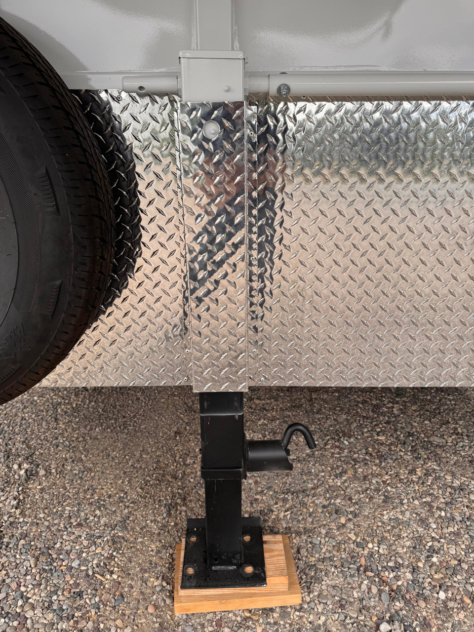 Trails West Trailers 2027 Classic Horse Trailer | Tandem Axle, 4-HORSE, ANGELED MID TACK, CONVENIENCE PKG, PASS THROUGH DOOR, WATER TANK, WINDOW