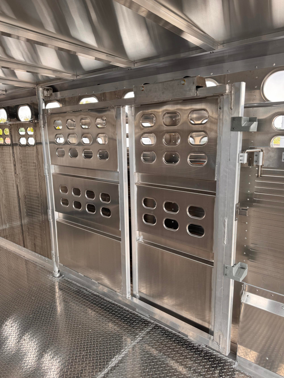 Wilson Trailers 2027 Punchside 84"X24' Stock Trailer | Alluminum, PSGN-5724, 16KGVWR, 7K AXLES, TIE RAIL INSIDE, 8 TIE LOOPS OUTSIDE, RUNNING BOARDS,