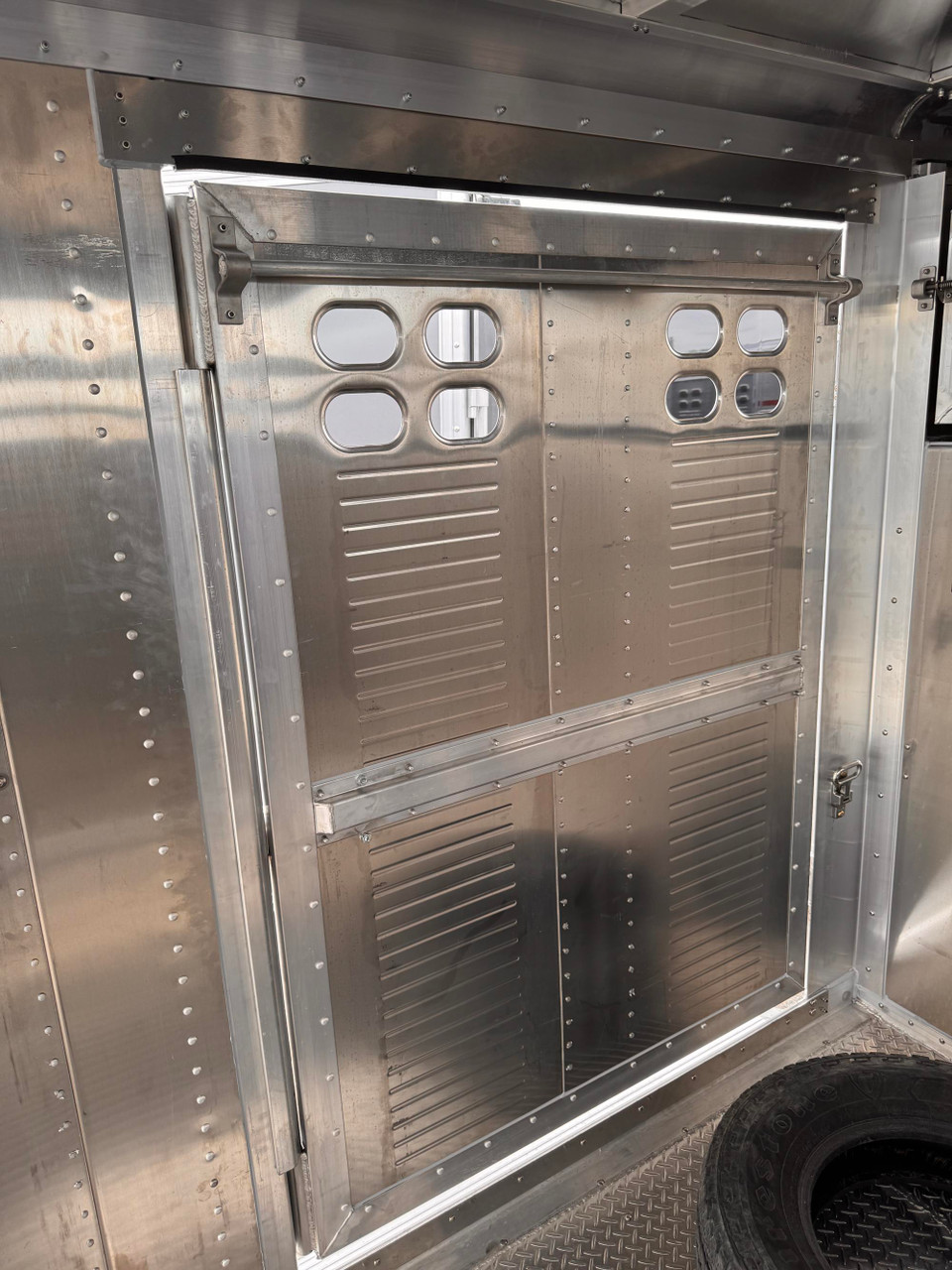 Wilson Trailers 2027 Punchside 84"X24' Stock Trailer | Alluminum, PSGN-5724, 16KGVWR, 7K AXLES, TIE RAIL INSIDE, 8 TIE LOOPS OUTSIDE, RUNNING BOARDS,