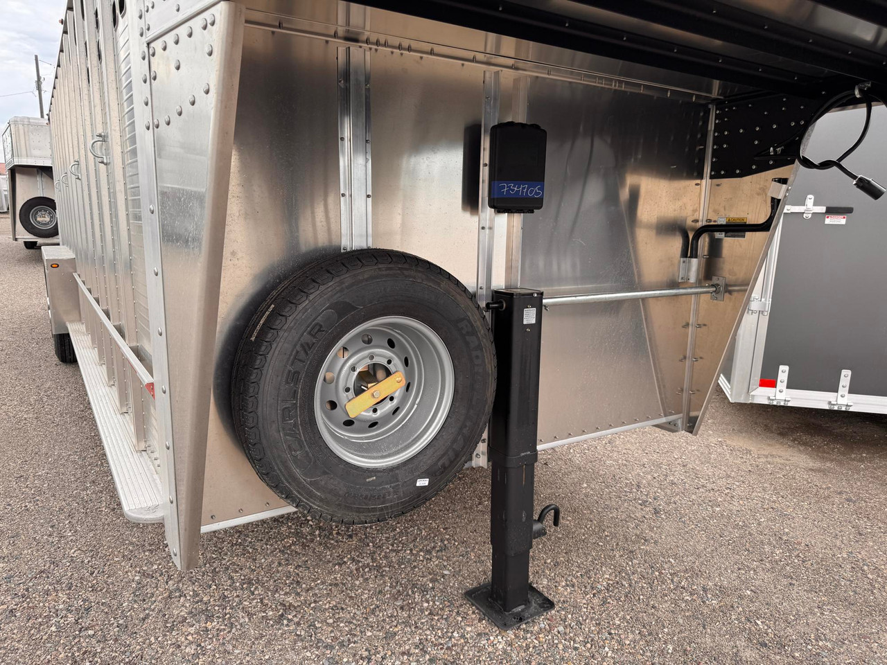 Wilson Trailers 2027 Punchside 84"X24' Stock Trailer | Alluminum, PSGN-5724, 16KGVWR, 7K AXLES, TIE RAIL INSIDE, 8 TIE LOOPS OUTSIDE, RUNNING BOARDS,