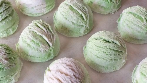 Coconut Lime Verbena - A fun blend of lemon verbena, ripe coconut, fresh lime and sweet orange, combined with white florals to create a soothing, beachy scent!