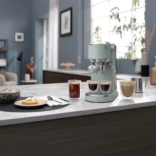 Préparez des boissons chaudes et glacées et cold brew. Avec trois recettes préréglées – espresso, double espresso et infusion froide, vous pouvez à tout coup personnaliser vos boissons chaudes et glacées préférées en fonction de vos préférences exactes.