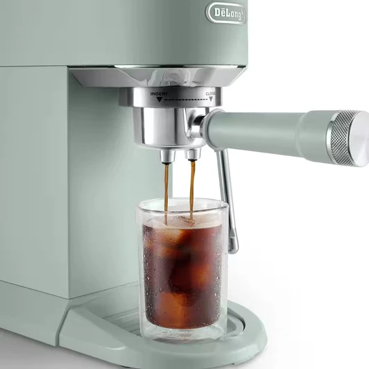 Buse vapeur de type commercial. Créez des cafés lattés veloutés ou des cappuccinos mousseux grâce à la buse vapeur au toucher froid, pour des résultats exceptionnels avec un minimum d'effort.